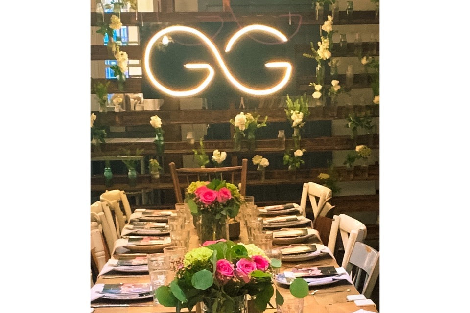 Geri G event table, flowers and table.